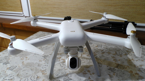 Квадрокоптер Xiaomi Mi Drone 4К Внешний вид квадрокоптера Xiaomi Mi Drone 4К