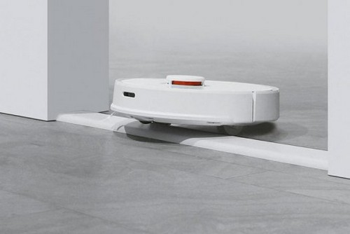 Преодоление препятствия моющим роботом-пылесосом Xiaomi Roborock Sweep One Моющий робот-пылесос Xiaomi Roborock Sweep One преодолевает препятствие